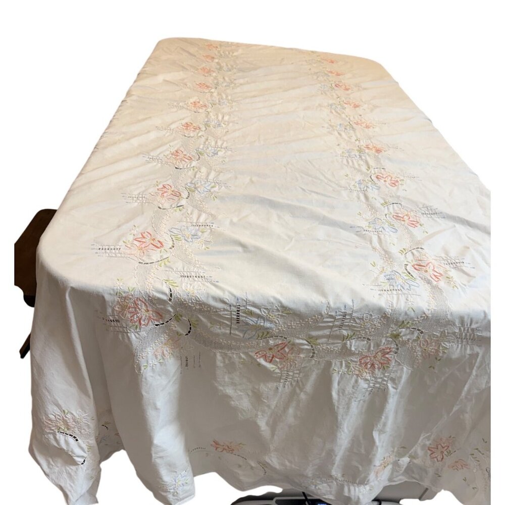 VTG Tablecloth  Floral Embroidery Cutwork Scalloped Edges 130 x 65 Cottage Read